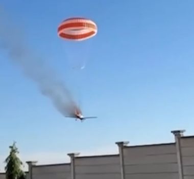 Imagem - Avião monomotor cai e pega fogo em área rural de Mateus Leme após pane no ar