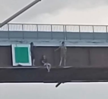 Imagem - Vídeo: jovens se arriscam em estrutura da nova ponte de Outeiro, em Belém