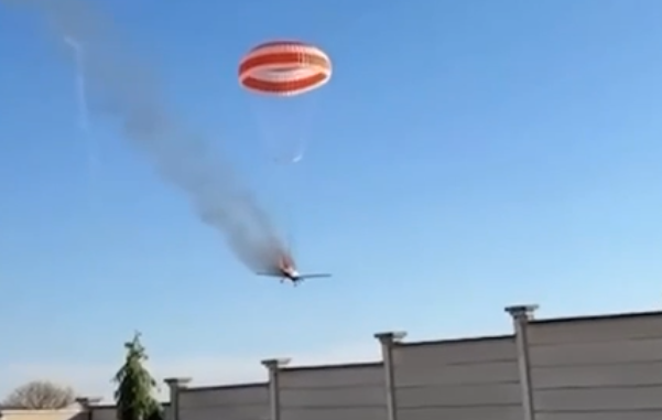 Avião monomotor cai e pega fogo em área rural de Mateus Leme após pane no ar