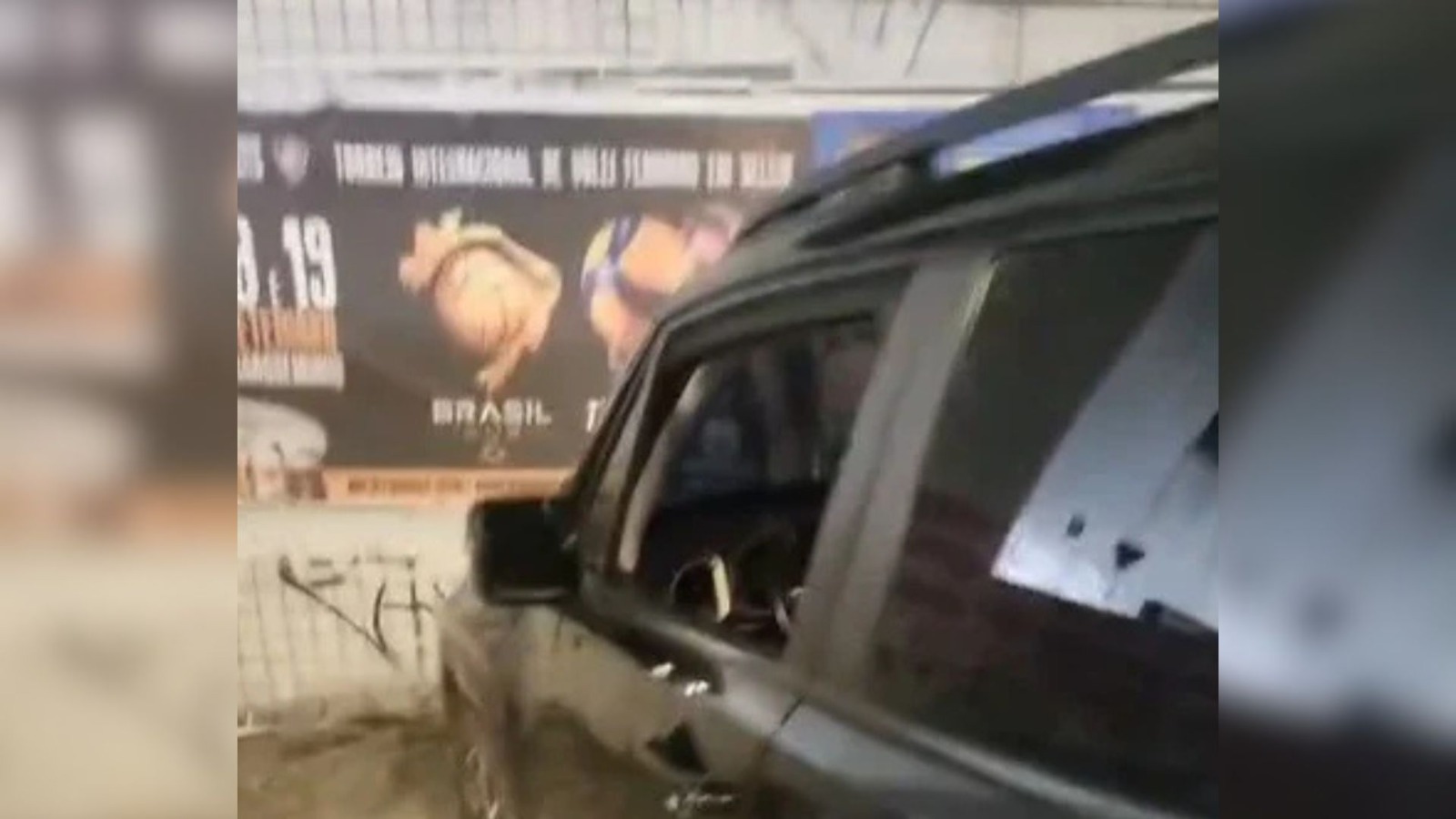 (De acordo com o áudio que acompanha as imagens, criminosos teriam quebrado partes do carro e danificado uma das janelas antes de invadir o veículo e levar objetos.)