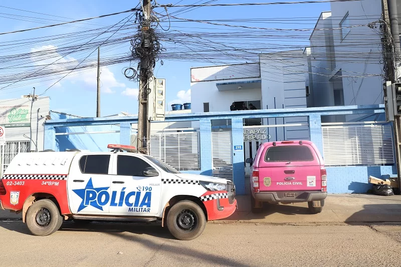 Ocorrência teve início após a Polícia Militar ser acionada com relatos de que uma mulher estava sendo agredida fisicamente pelo companheiro em via pública