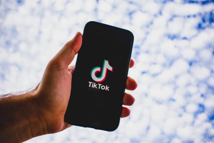 TikTok é multado em mais de R$ 150 milhões por falhas na proteção de dados de menores