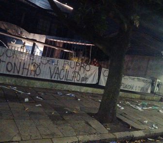 Imagem - Torcida do Remo protesta com faixas na sede do clube: 'Tonhão vacilão, Condé burro'