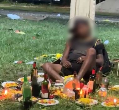 Imagem - Após comer e beber oferenda, homem dorme em meio aos 'trabalhos' em Outeiro; assista