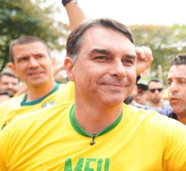 Imagem - Flávio Bolsonaro se diz "carioca mais nordestino" durante motociata em Alagoas