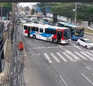 Imagem - Criminosos usam 19 ônibus como barricadas após operação policial com morte e prisão no RJ