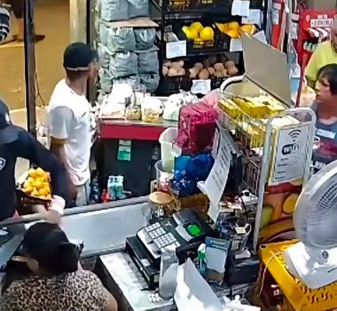 Imagem - Dupla invade mercadinho e rouba clientes e dinheiro do caixa em Belém