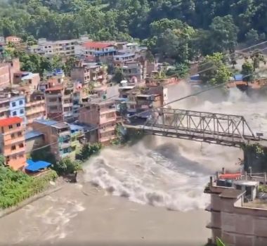 Imagem - Enchente relâmpago no Himalaia deixa mortes e destruição na fronteira entre Nepal e China