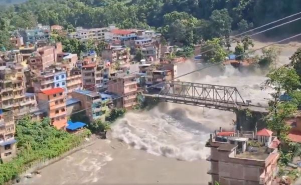 Número de mortos no desastre do Himalaia se aproxima de 800