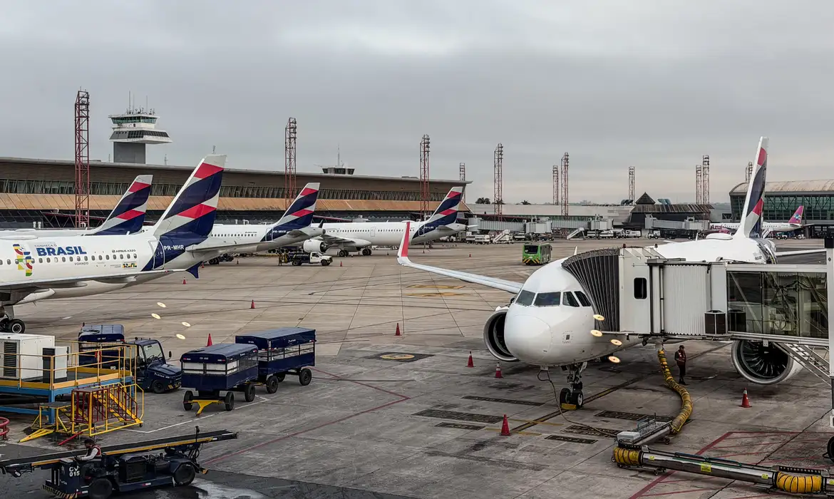 Aeroportos e aviões do Brasil adotam regras mais rígidas de saúde e higiene
