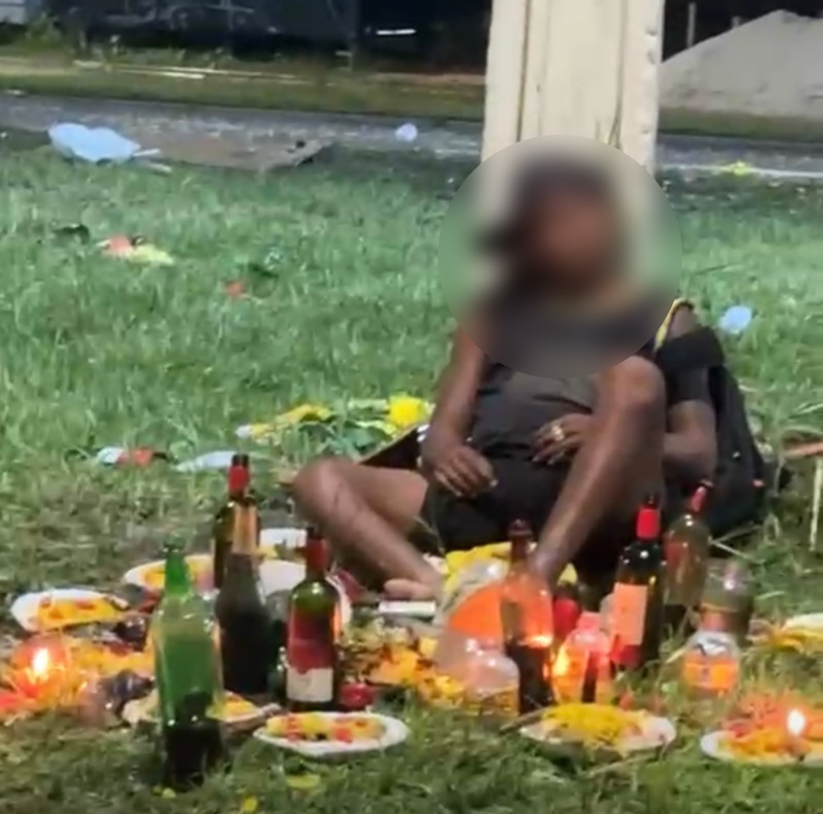 Após comer e beber oferenda, homem dorme em meio aos 'trabalhos' em Outeiro - 