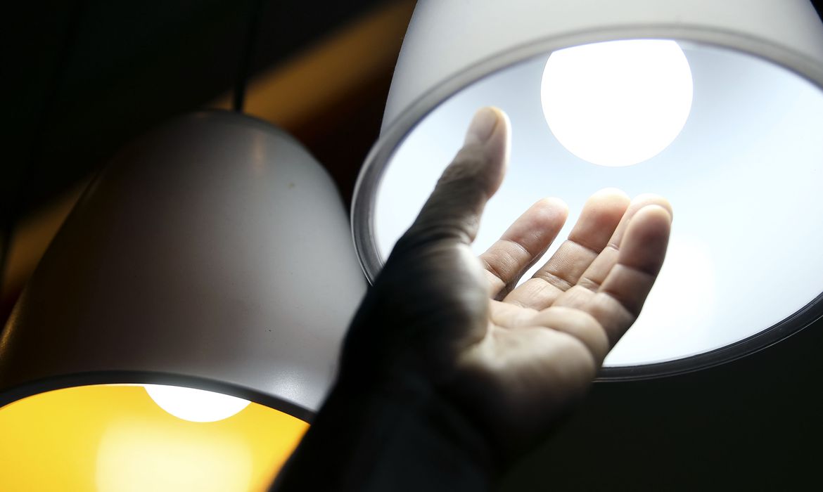Conta de luz mais barata e queda no preço da comida fazem prévia da inflação despencar em agosto