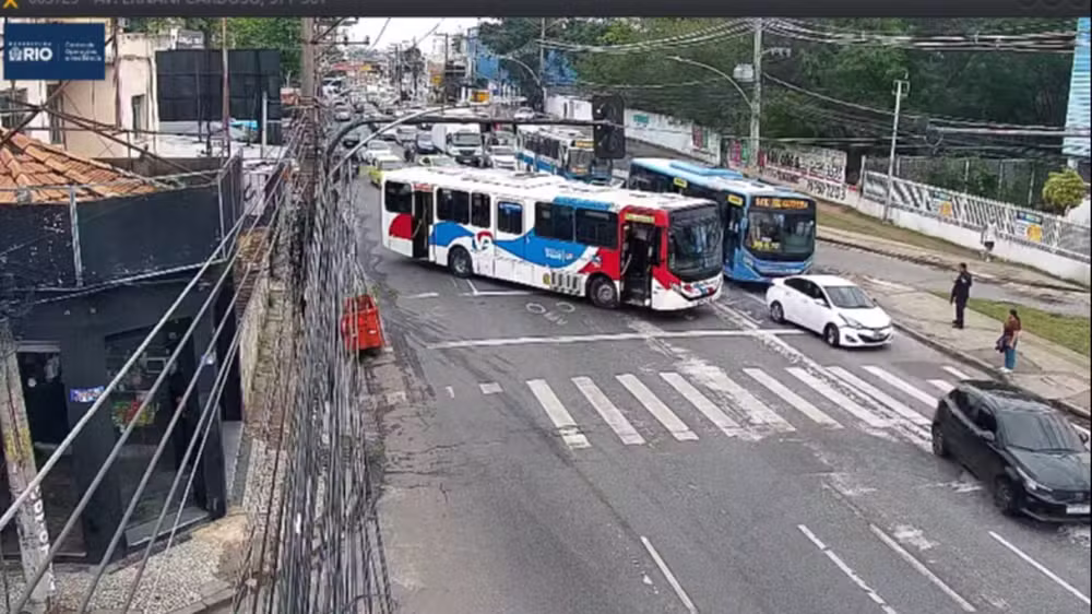 Criminosos usam diversos ônibus como barricadas.
