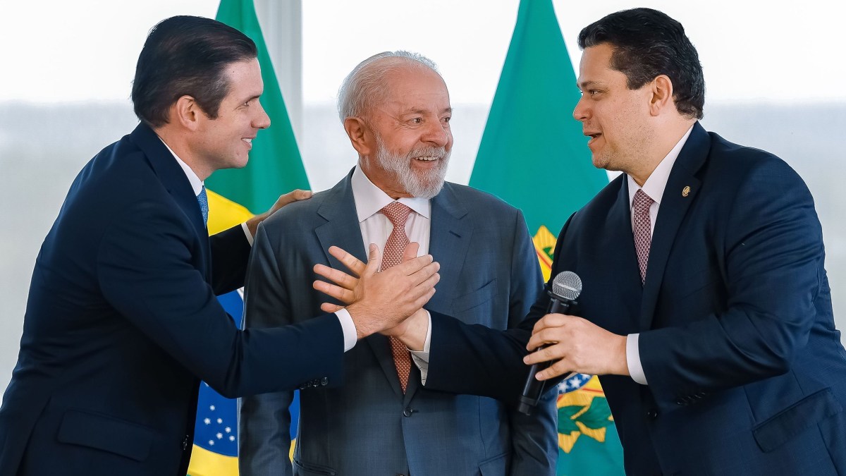 De olho na reeleição, Lula articula com cúpula do Congresso o fim definitivo da ‘taxa das blusinhas’

