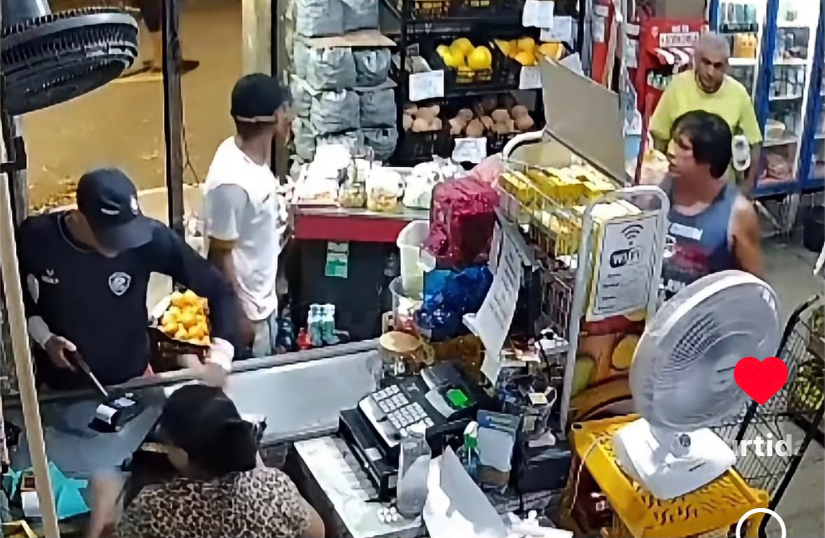 Dupla invade mercadinho e rouba clientes e dinheiro do caixa em Belém
