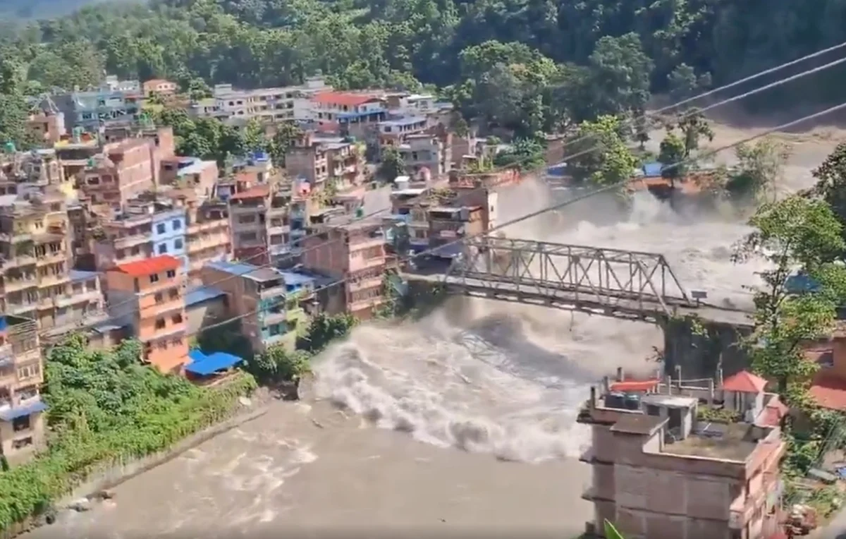 Enchente relâmpago no Himalaia deixa mortes e destruição na fronteira entre Nepal e China