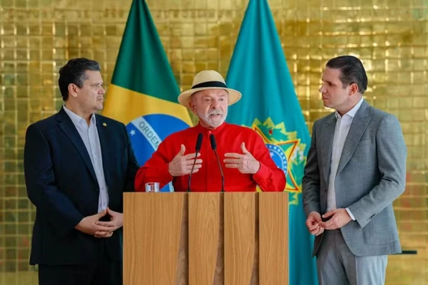 (O anúncio das votações prioritárias foi feito após um almoço no Palácio da Alvorada com o presidente Luiz Inácio Lula da Silva e o presidente da Câmara dos Deputados, Hugo Motta (Republicanos-PB).