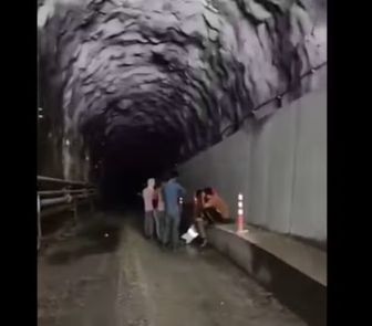 Imagem - Militares do Nepal resgatam 350 pessoas presas em túnel após avalanche