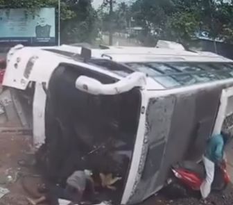 Imagem - VÍDEO: ônibus com convidados de casamento perde o controle e tomba dentro de posto na Índia