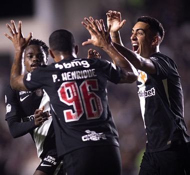 Imagem - Vasco supera expulsão, vence o Vitória e larga em vantagem nas quartas da Copa do Brasil