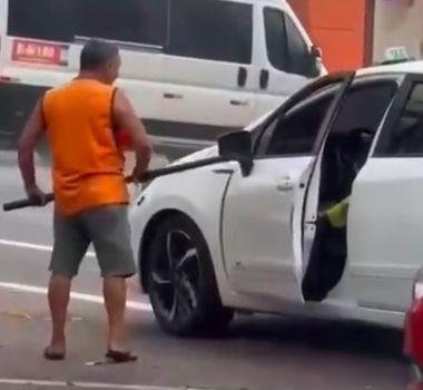 Imagem - Flanelinha ameaça motorista com pedaço de madeira durante cobrança por estacionamento, em Belém