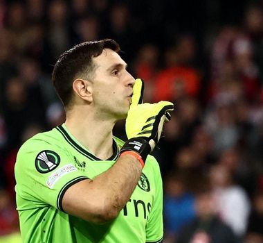 Imagem - Chelsea avalia contratação de Dibu Martínez após goleiro manifestar desejo de deixar o Aston Villa