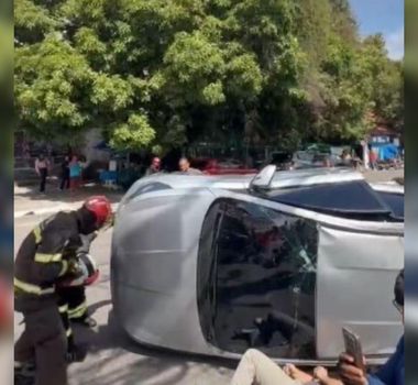 Imagem - Carro capota após colisão no cruzamento da Alcindo Cacela com a Pedro Miranda, em Belém