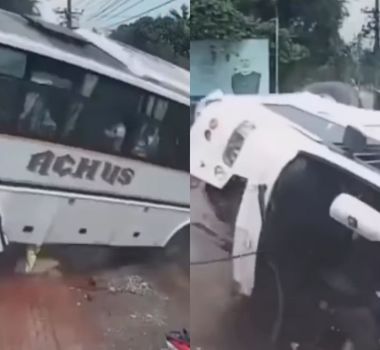 Imagem - Ônibus a caminho de casamento tomba após desviar de motociclista na Índia