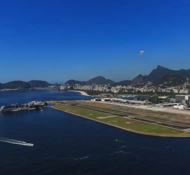 Imagem - Avião sai da pista no Aeroporto Santos Dumont e e cancela voos no Rio