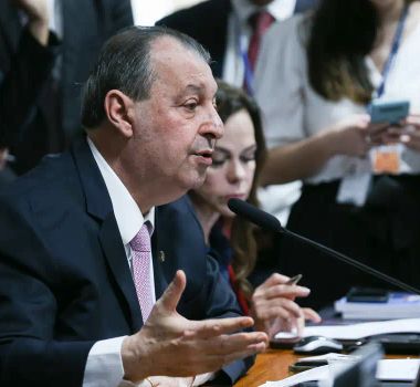Imagem - Relator na CCJ do Senado vota a favor da PEC que acaba com a escala 6x1