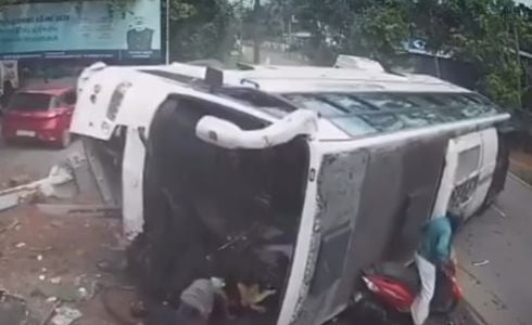 VÍDEO: ônibus com convidados de casamento perde o controle e tomba dentro de posto na Índia