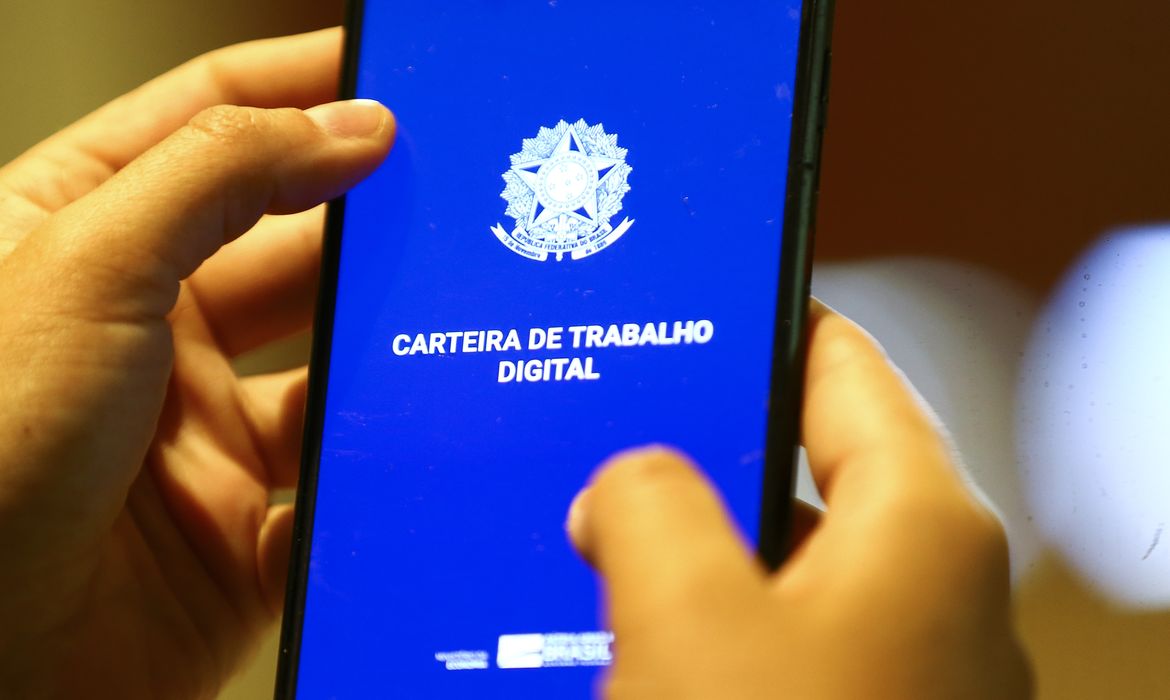 Brasil bate recorde histórico de emprego com menor taxa de desemprego para o trimestre de julho