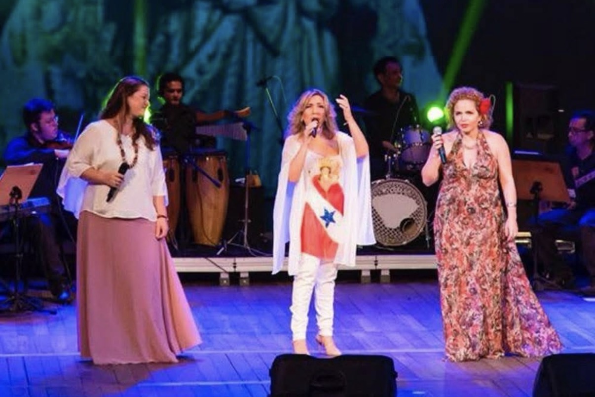 “Cantar é rezar duas vezes”, declara Lucinha Bastos, ao lado das cantoras Marianne Lima e Andrea Pinheiro 