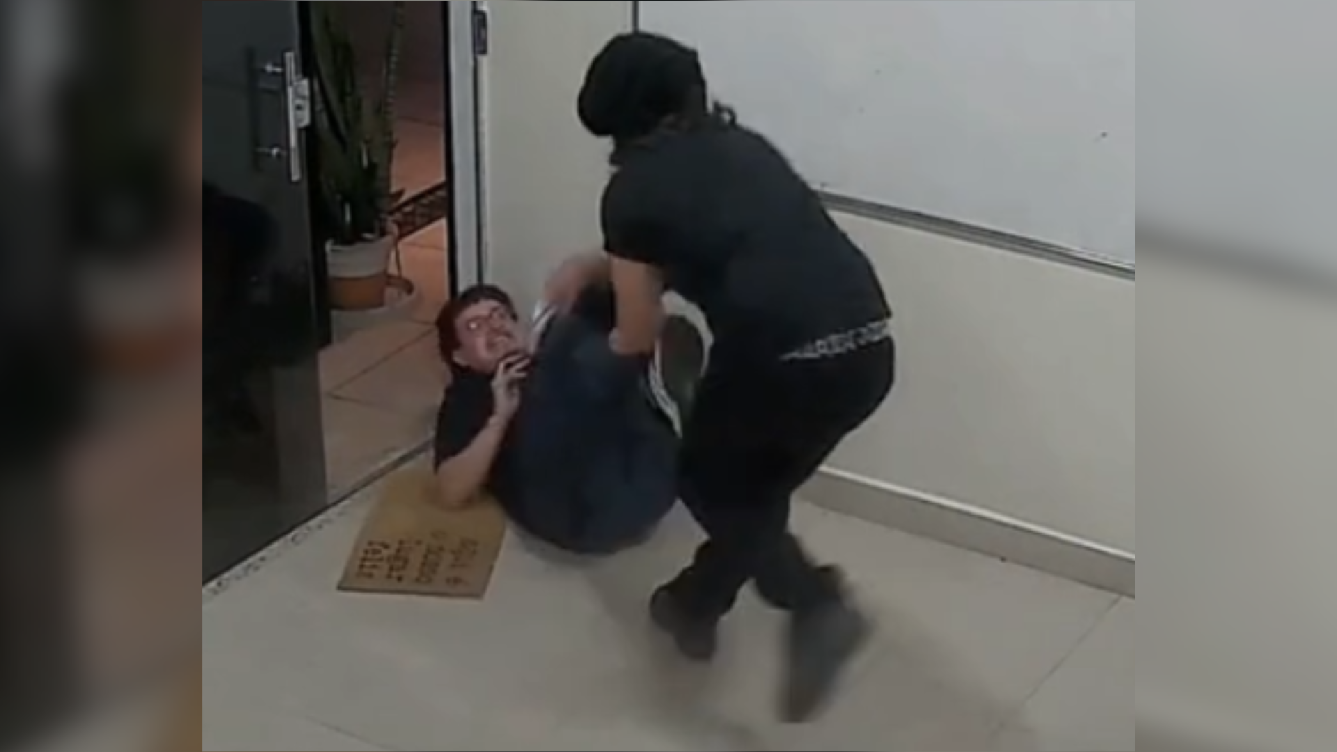 Câmera de segurança registrou parte da agressão, que deixou o educador de 23 anos ferido; caso é investigado como ato infracional análogo à tentativa de homicídio