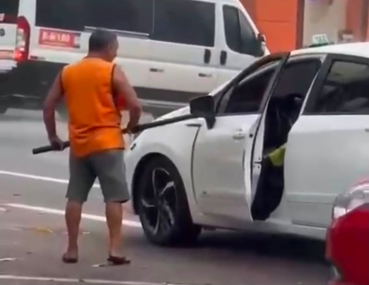Flanelinha ameaça motorista com pedaço de madeira durante cobrança por estacionamento, em Belém