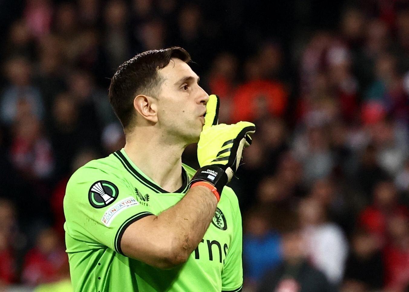 Goleiro argentino Dibu Martínez é um dos principais nomes do Aston Villa-