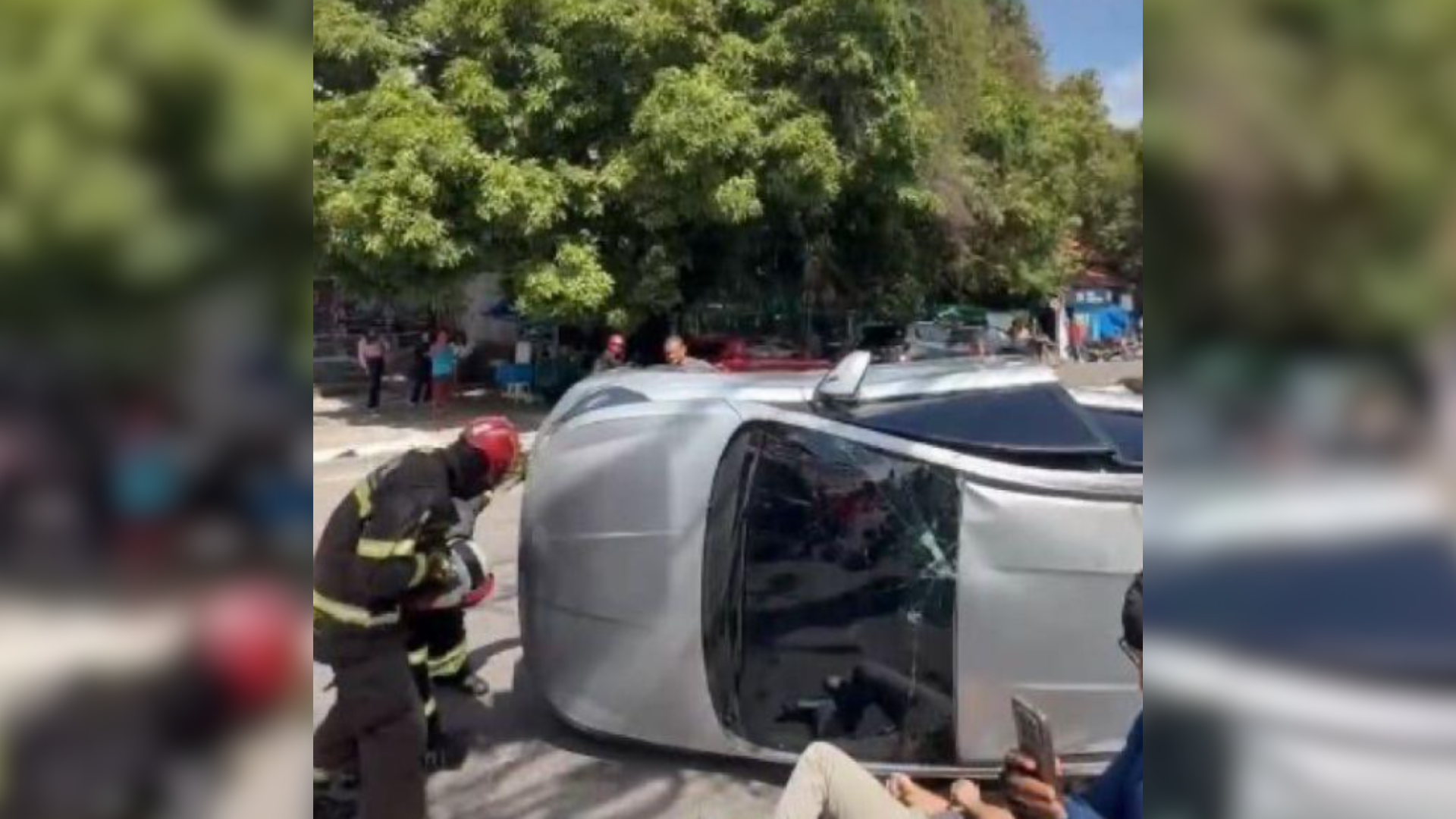 Motorista ficou presa no veículo e precisou ser retirada pelo Corpo de Bombeiros; segundo a corporação, ela não teve ferimentos graves