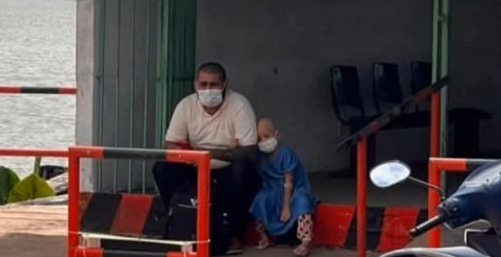 (Pai e filha aguardando a balsa para vir a Belém)
