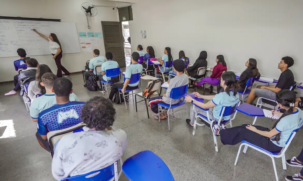 Recebem incentivo alunos do ensino médio regular e do programa EJA

