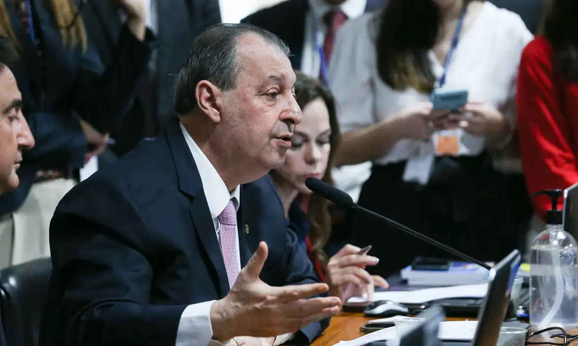 Senador Omar Aziz (PSD-AM) apresentou, nesta quinta-feira (27), o relatório favorável à PEC 221/2019, que extingue a escala de trabalho 6x1.