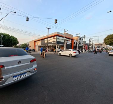 Imagem - Acidente entre carro e motocicleta é registrado no cruzamento da Domingos Marreiros com a 14 de Abril