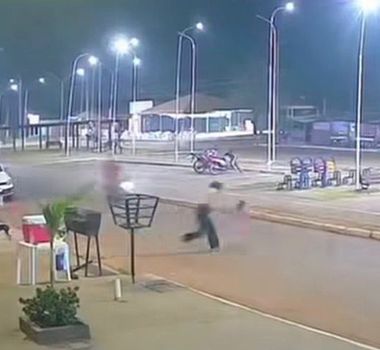 Imagem - Mãe é atingida por moto ao tentar tirar filha do meio da avenida no Pará