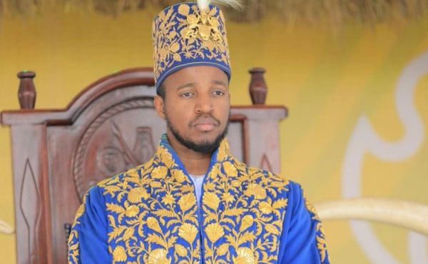 Morre aos 34 anos o rei de Uganda, Oyo Rukidi IV, monarca mais jovem do mundo