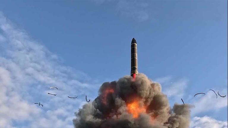 (As ogivas de treino do míssil atingiram a área designada no campo de testes de Kura, na península de Kamchatka.)
