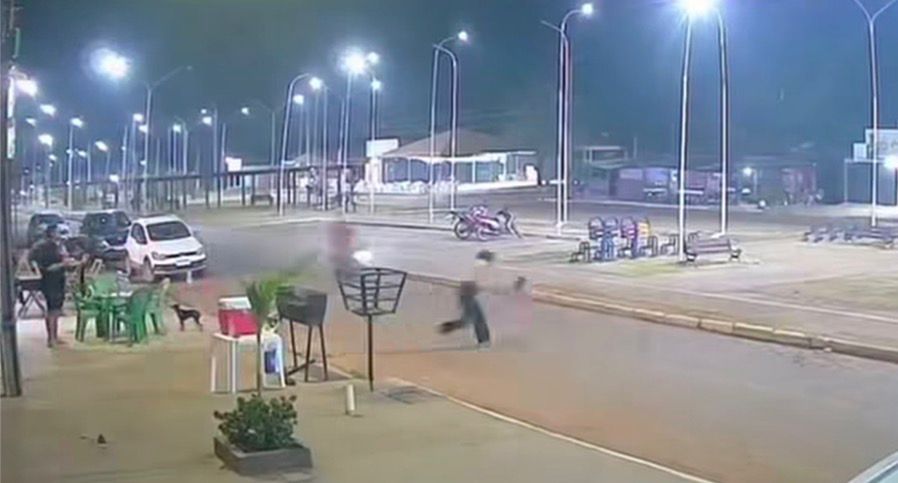 Mãe é atingida por moto ao tentar tirar filha do meio da avenida no Pará