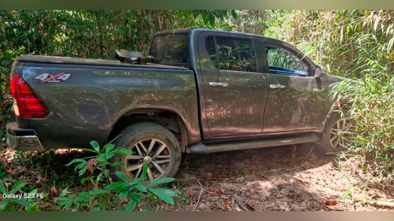 (O veículo estava abandonado e escondido em meio à vegetação de uma área rural do município, no sudeste do Pará.)