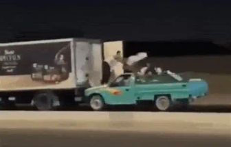 Quadrilha rouba carga de frango de caminhão em alta velocidade no Egito; veja vídeo