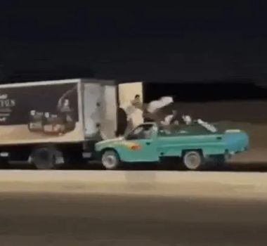 Imagem - Quadrilha rouba carga de frango de caminhão em alta velocidade no Egito; veja vídeo