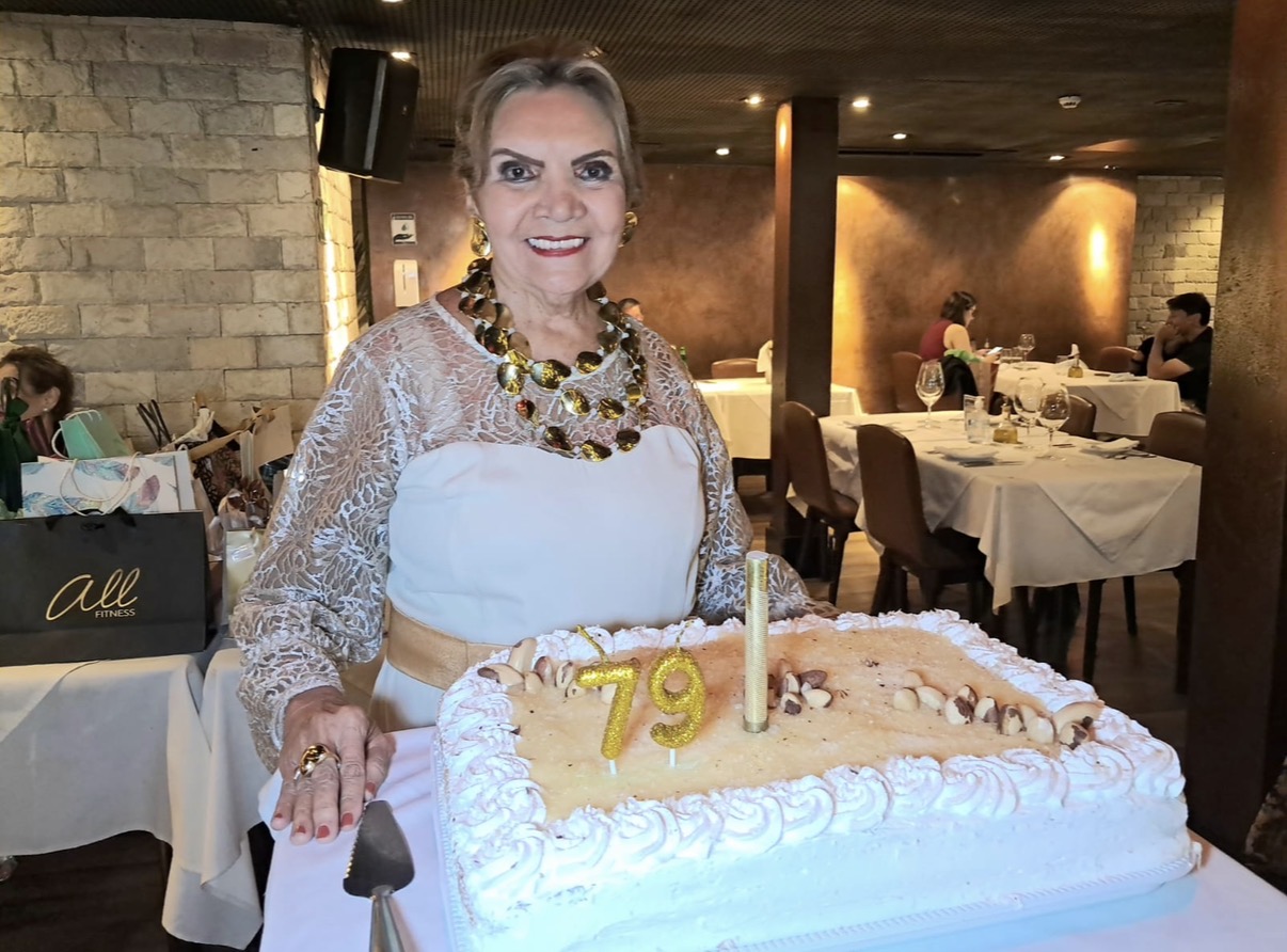 A amiga Walda Bandeira foi o alvo de um happy hour, no restô Famiglia d’Italia, onde reuniu um bom número de amigas, pelo percurso de mais um aniversário. 