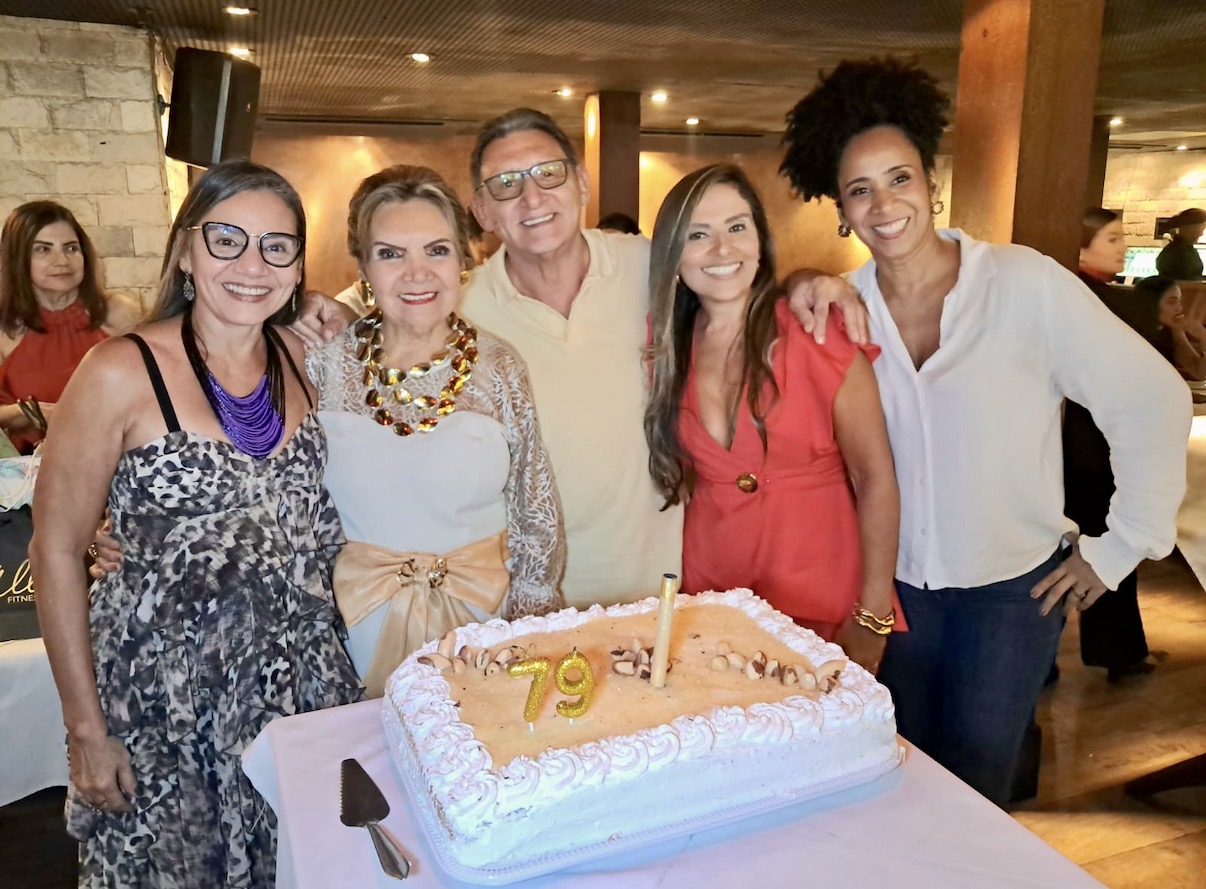 A aniversariante com Beto Bandeira e Lorena Bandeira e amigas